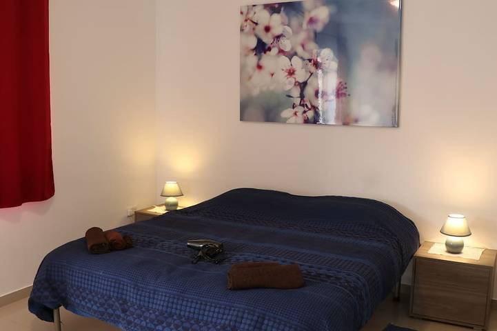 Apartamento inteiro, Modern, fully equipped 2 bedroom, dining terrace, stunning port and sea view in Marsaskala, Ilha de Malta