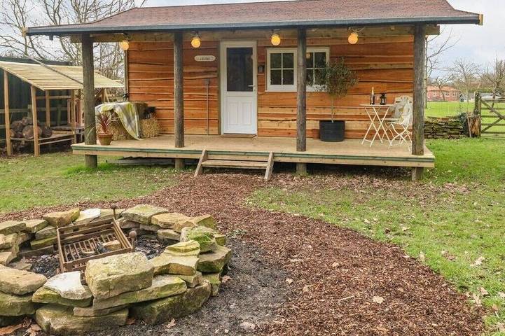 Cosy Lodge completely on your own in an acre of land. and will take 2 dogs in Hayton, Nottinghamshire