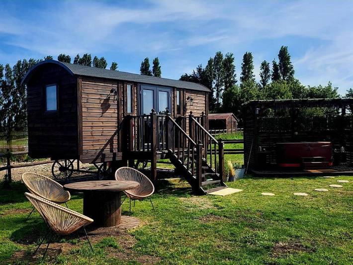 Camping for 2 people, with Hot tub and Terrace as well as Garden and View in Kent