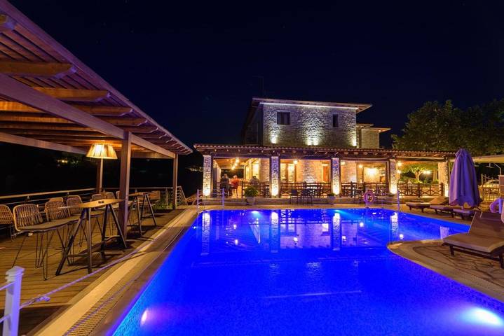 Maison d’hôte pour 2 personnes, avec Balcon et Terrasse ainsi que Jardin et Piscine