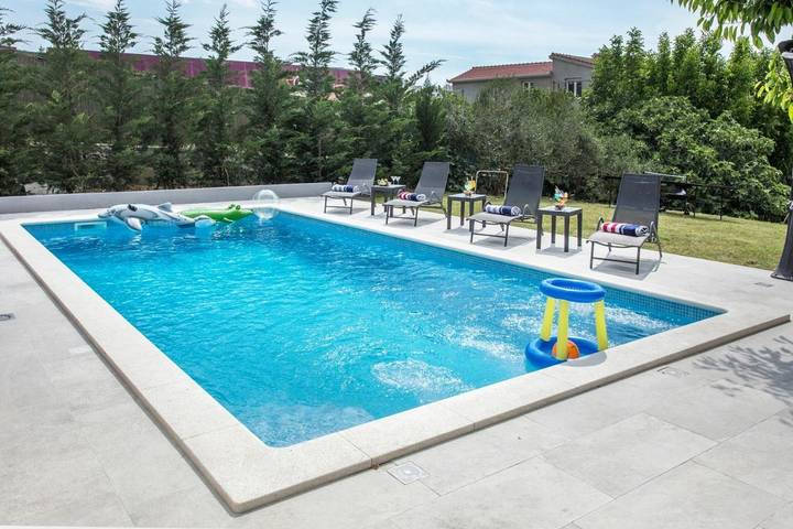 Villa pour 9 personnes, avec piscine ainsi que jardin et jacuzzi, animaux acceptés à Split - 3