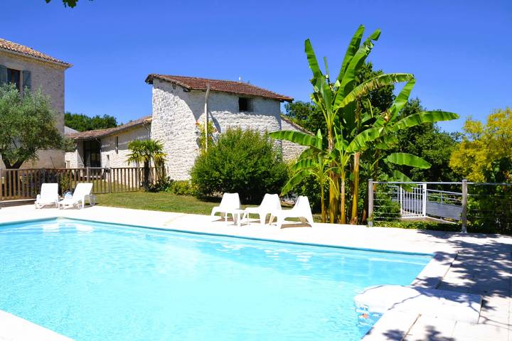 Gîte pour 12 personnes, avec piscine, adapté aux familles dans Castelnau-Montratier-Sainte-Alauzie