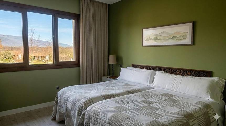 Hôtel pour 4 personnes, avec vue et jardin ainsi que bassin pour enfant et piscine, adapté aux familles à Candeleda