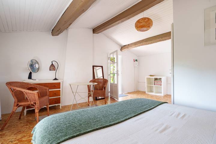 Charming Studio on a Farm with Shared Pool, Summer Kitchen, and Wi-Fi