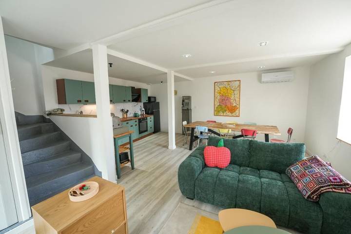 Location de vacances pour 8 personnes, avec vue à Veyre-Monton