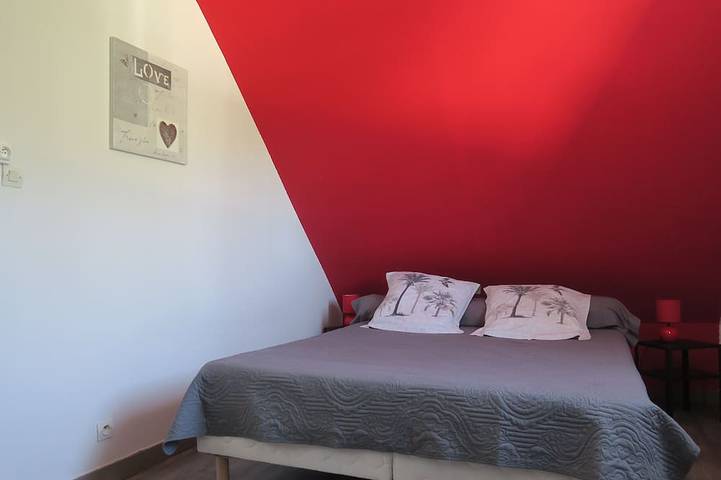 Gîte pour 5 personnes, avec jacuzzi ainsi que piscine et jardin, animaux acceptés à Nazelles-Négron - 4