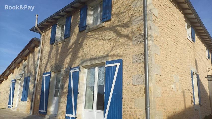 Location de vacances pour 7 personnes, avec terrasse et vue à Saint-Quentin-de-Chalais