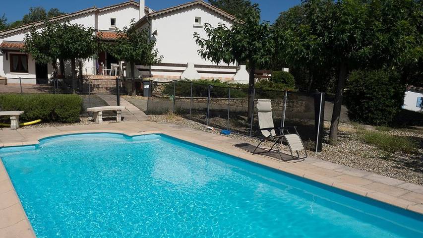 Gîte pour 4 personnes, avec terrasse ainsi que piscine et jardin, animaux acceptés à Uzer