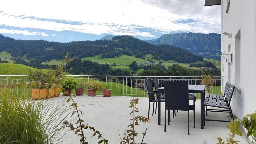 Ferienwohnung für 9 Personen, mit Balkon und Terrasse sowie Ausblick in Lingenau