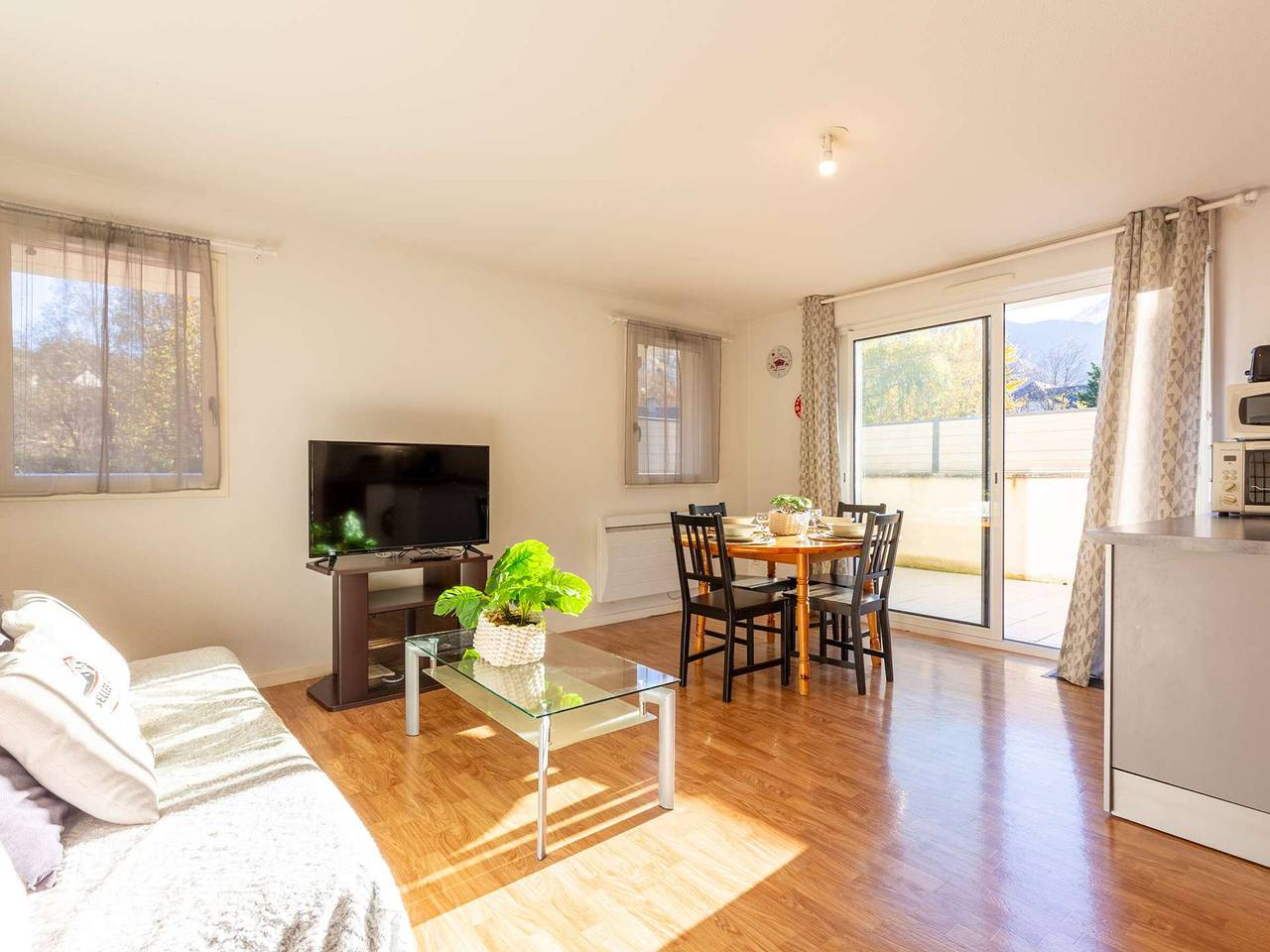 Entire apartment, Cozy 2-Br Apt for 6 in Vielle Aure - Terrace, Parking, Near Thermal & Ski Lifts in Vielle-Aure, Pyrenees National Park