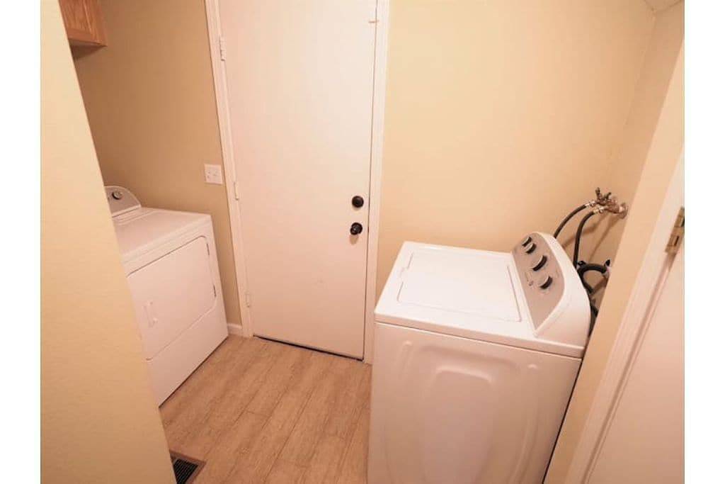 3 bedroom house with huge deck and central a/c in Ockenden, Shaver Lake