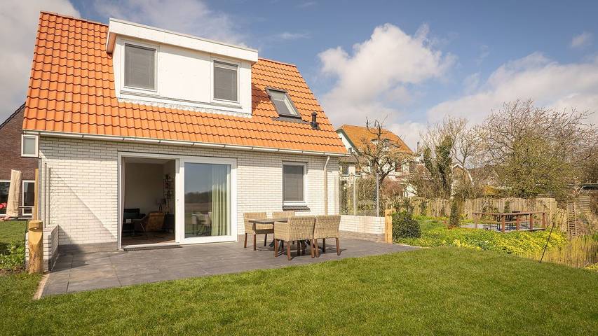 Bungalow voor 4 personen, met terras en tuin op Texel