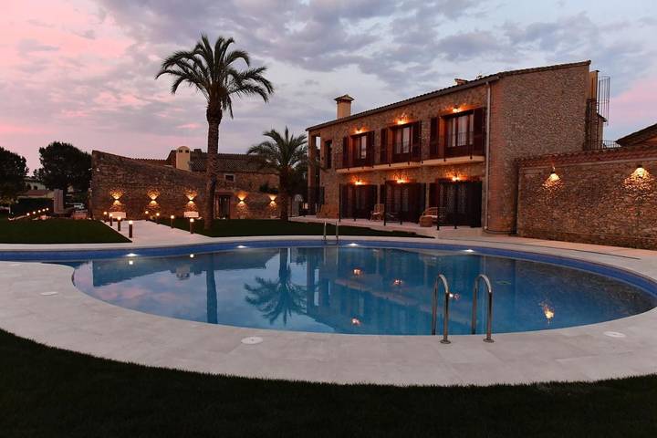 Hôtel pour 4 personnes, avec Terrasse et Jardin ainsi que Bassin pour enfant et Piscine à Torroella de Fluvià