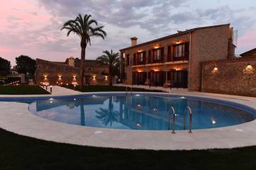 Hôtel pour 4 personnes, avec vue et bassin pour enfant ainsi que piscine et jardin, animaux acceptés à Torroella de Fluvià