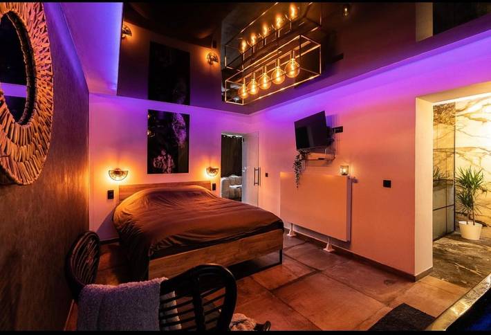Chambre d’hôte pour 2 personnes, avec terrasse ainsi que sauna et jacuzzi