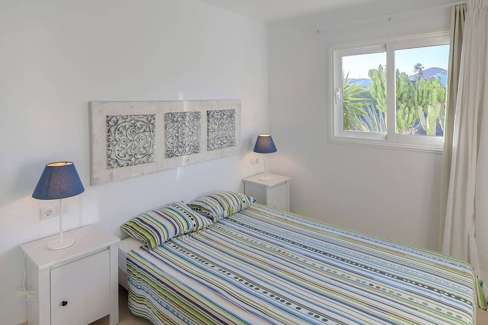 C2, en pequeño complejo con piscina climatizada comunitaria a 100m del mar in Charco del Palo, Haría