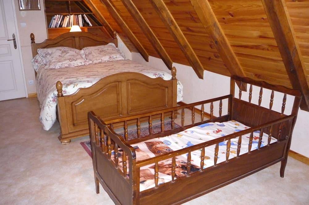 Gîte rural avec piscine privée chauffée, pêche à la truite,terrain de boules. in Lacroix-Barrez, Massif central