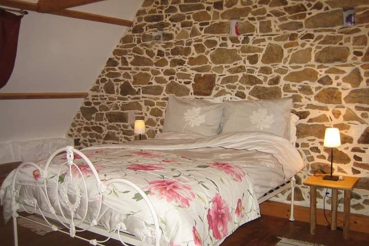 Gîte pour 2 personnes, avec jardin et terrasse à Pommerit-Jaudy - 2