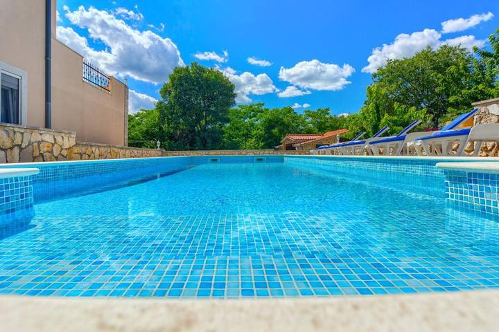 Villa pour 10 personnes, avec piscine ainsi que jardin et vue à Sinj - 3