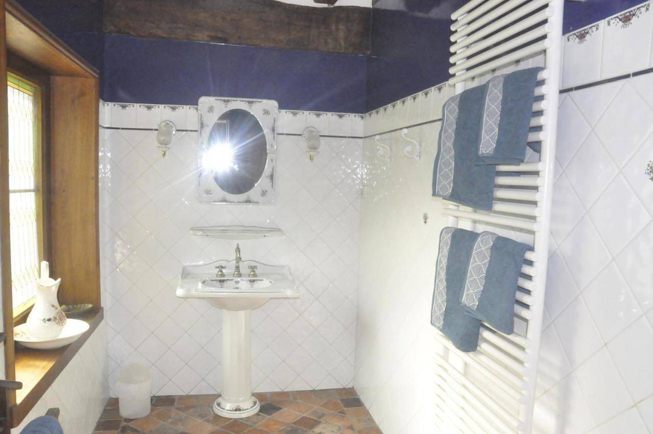 Large Double Room in Saint-Sauveur-d'Émalleville, Région du Havre