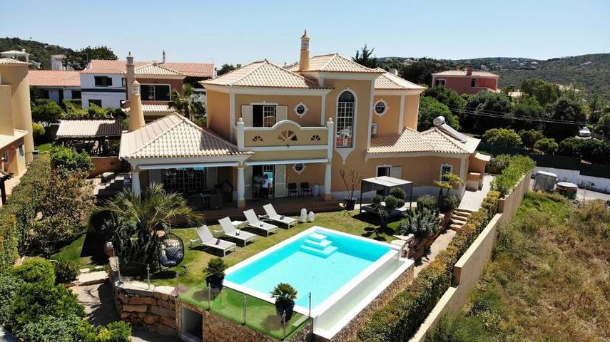 Villa para 8 pessoas, com jacuzzi e piscina e ainda jardim em Loulé