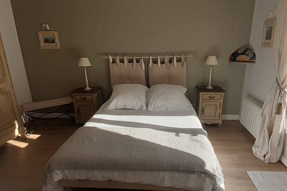 Guest Room 'Chambre Hôte - Bastide De Mongiraud' with Private Pool, Private Terrace and Wi-Fi in Blanquefort, Bordeaux region