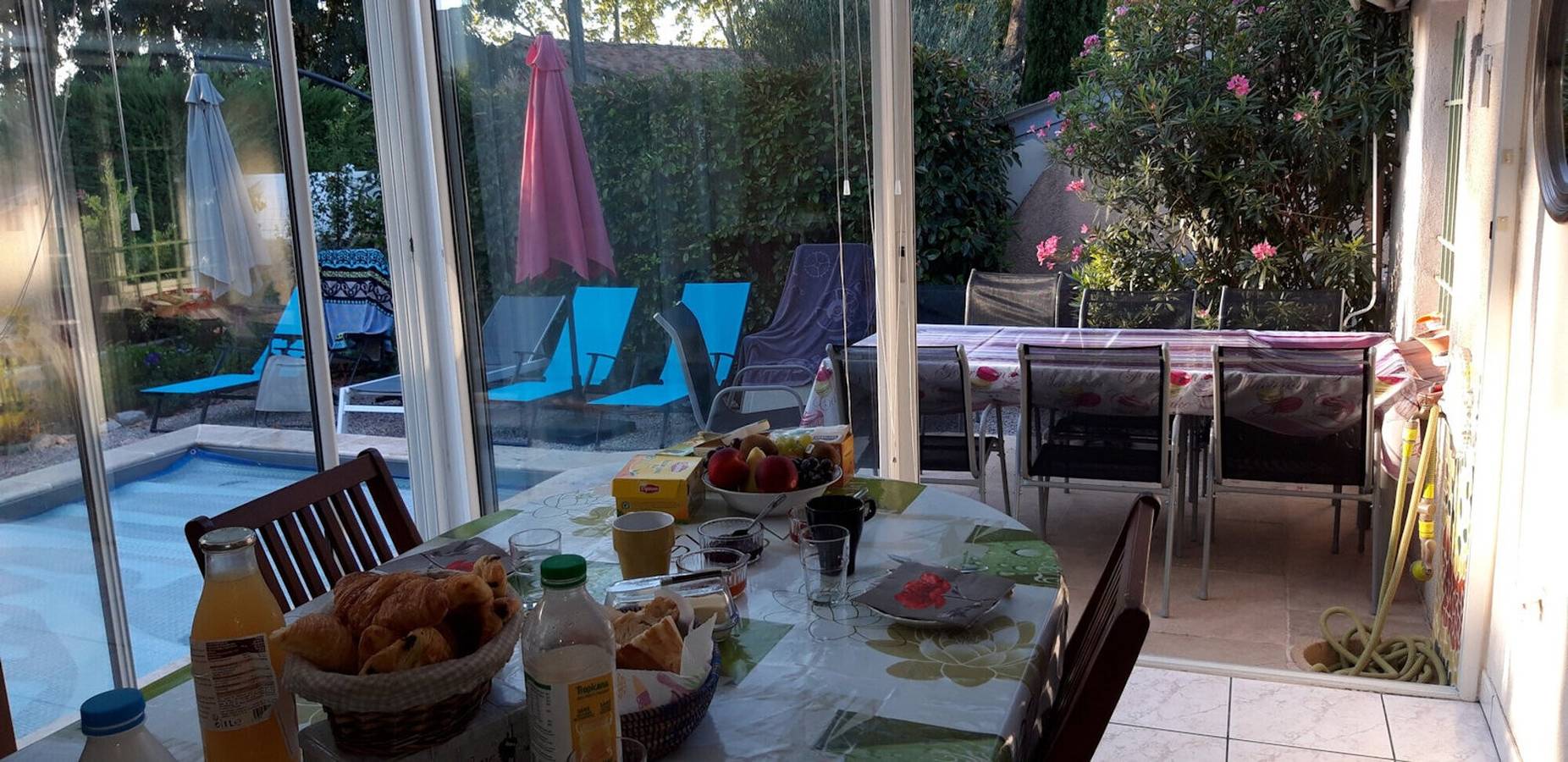 Chambres d'hôtes 'Le Paradis' avec piscine partagée, Wi-Fi et climatisation in Le Luc, Région de Draguignan
