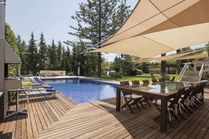Casa de vacaciones para 10 personas, con jardín además de balcón y piscina - 1