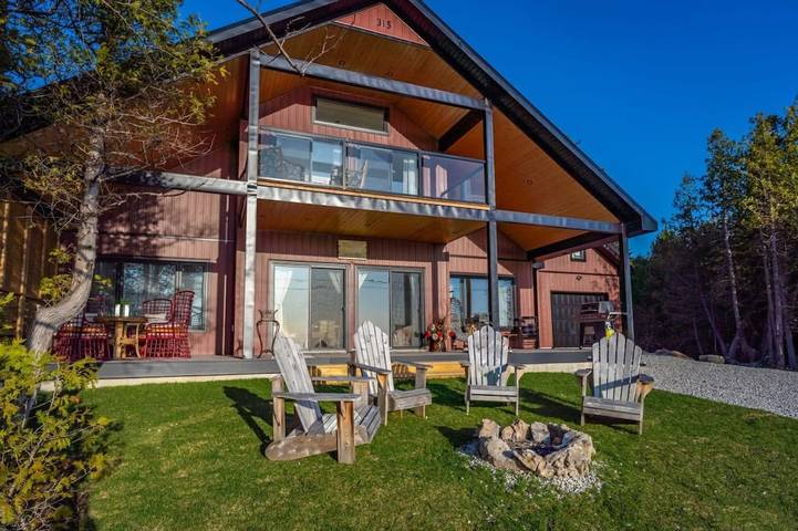 Vacation rental for 12 people, with terrace and garden as well as lake view, with pets in Tobermory (Ontario)