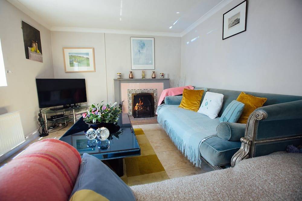Charming Cottage, 5 Minute Walk to the beach, free passes to the Castle in Manorbier, Pembrokeshire