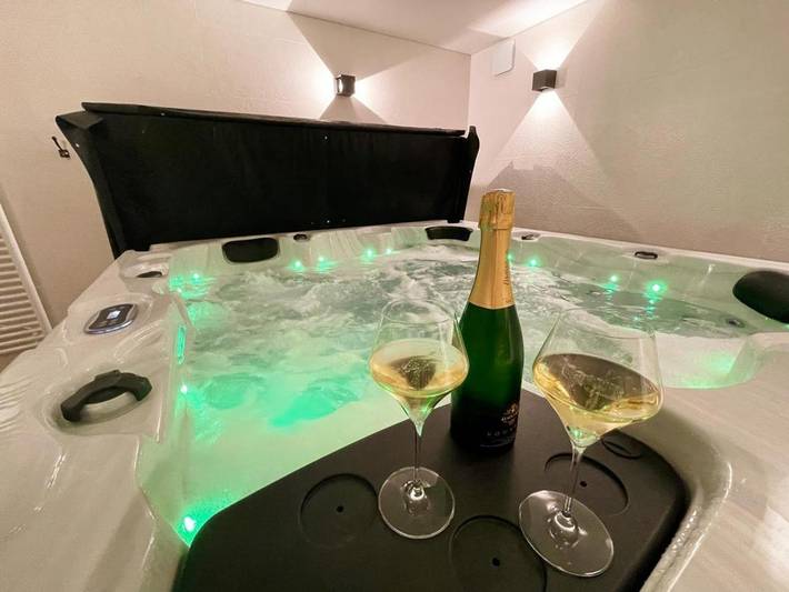 Gîte pour 6 personnes, avec jardin et jacuzzi ainsi que sauna et terrasse à Beaumont-la-Ronce
