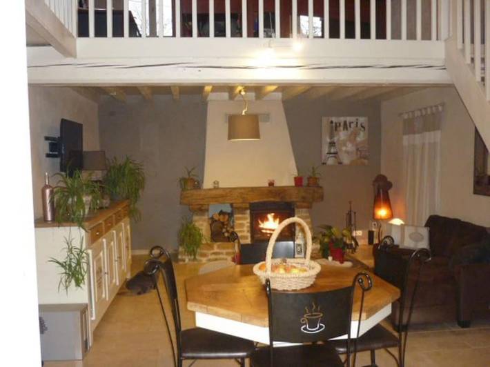 Location de vacances pour 12 personnes, avec vue ainsi que piscine et jardin à Charentay - 2
