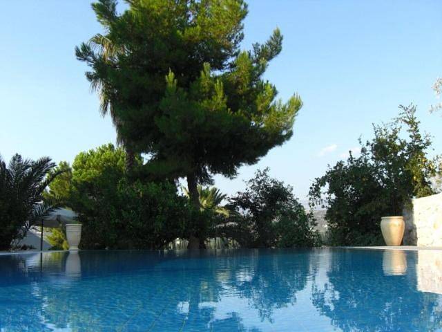 Villa für 14 Personen, mit Balkon und Terrasse sowie Garten und Pool in Aria