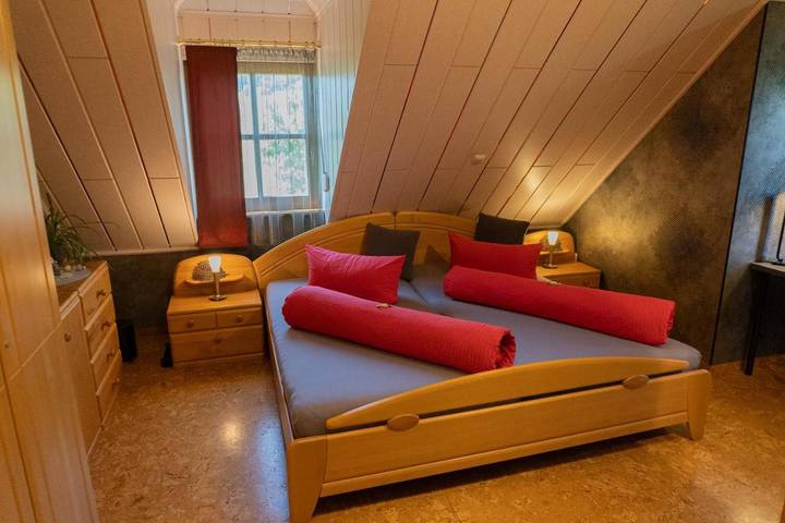 Ferienwohnung für 3 Personen, mit Balkon und Terrasse sowie Whirlpool und Garten