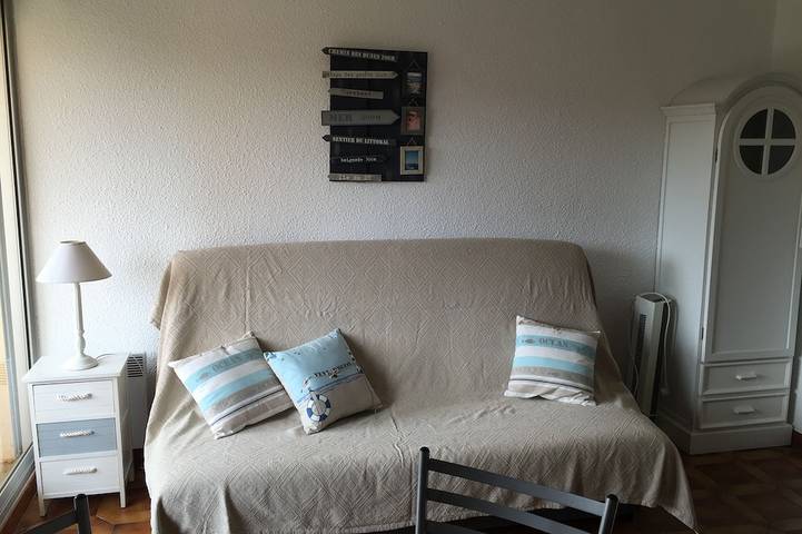 Entire apartment, Portissol Beach, 50 m away  Sanary Studio: Ocean view, quiet location,  terrace in Sanary-sur-Mer, Mediterranean Coast (France)