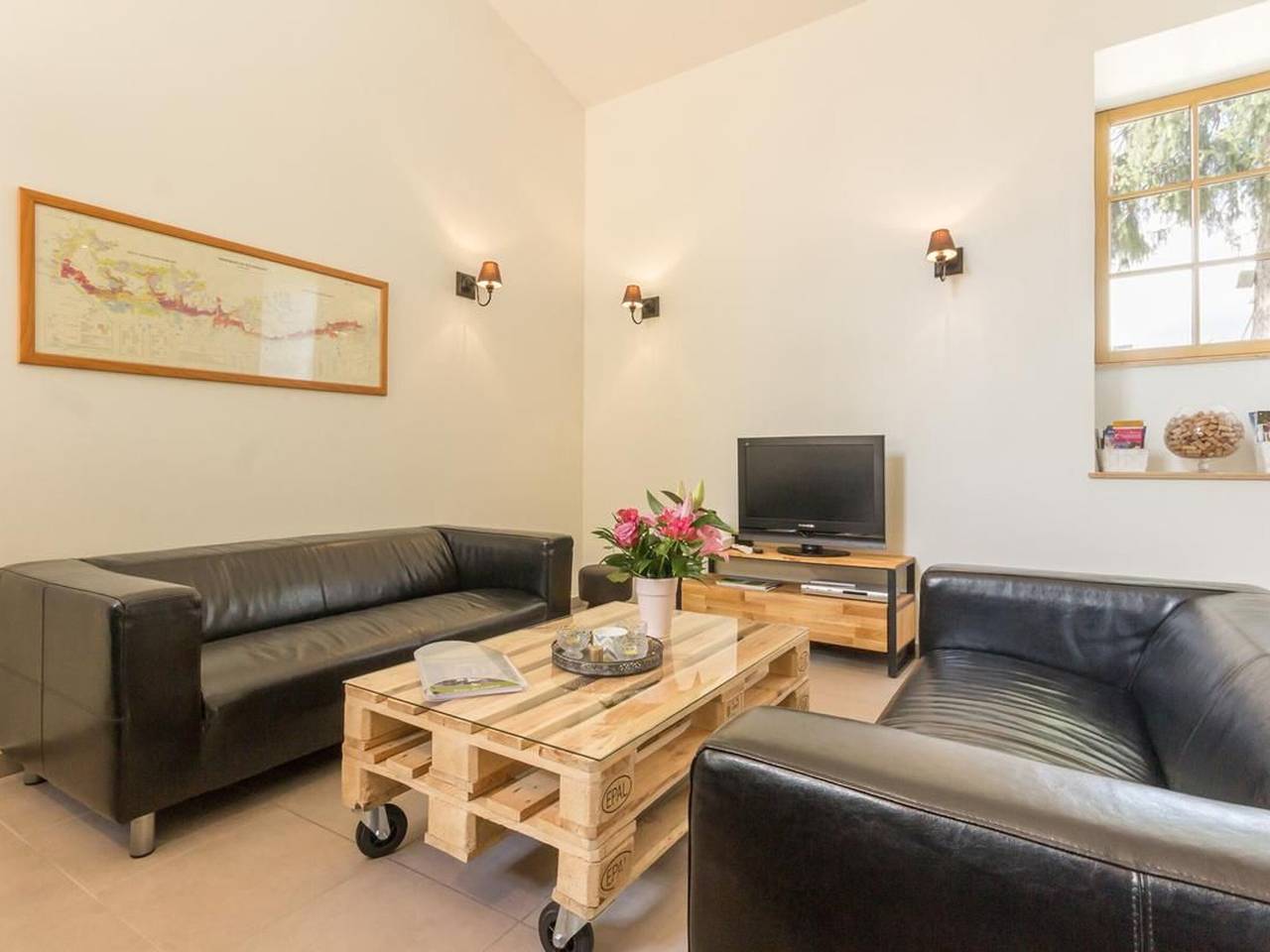 Gîte de charme au cœur de Nolay avec jardin et vélos gratuits in Nolay, Région de Beaune