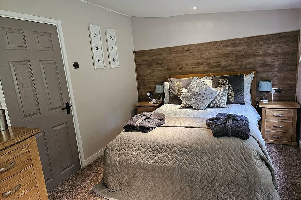 Rowan Tree Lodge with Hot Tub, a beautiful Woodland Retreat in Shropshire in Shropshire Hills