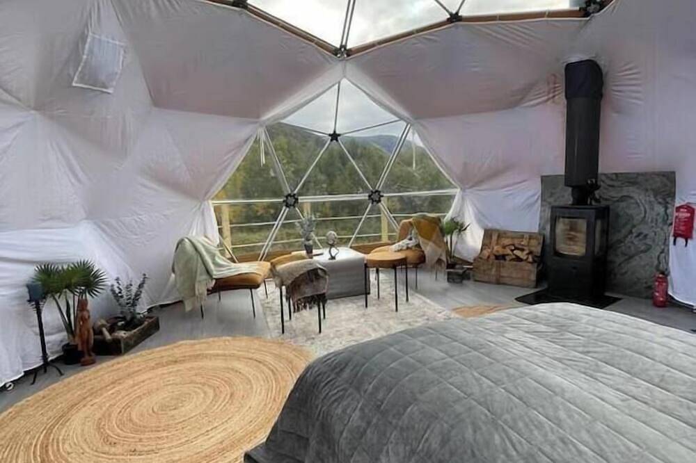 Unique glamping and tiny home with skylight in Kvaløya, Tromsø