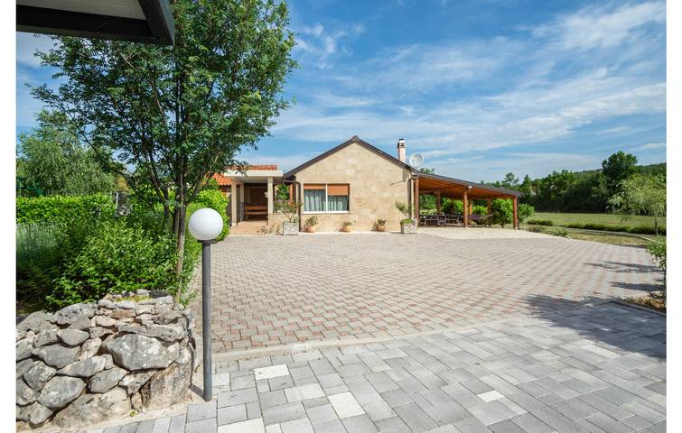 Geräumiges Apartment mit einem Schlafzimmer, Pool und Terrasse in Dalmatinisches Zagora