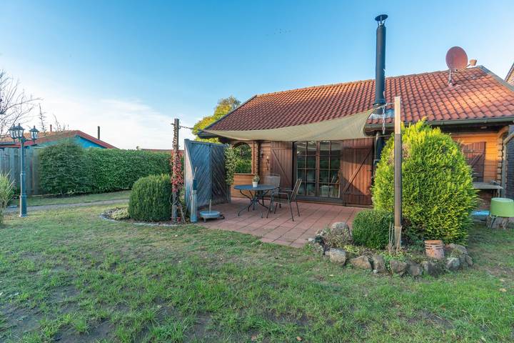 Holiday Home 'Haus Sonnenschein' with Private Terrace, Private Garden and Wi-Fi in Walchum, Landkreis Emsland