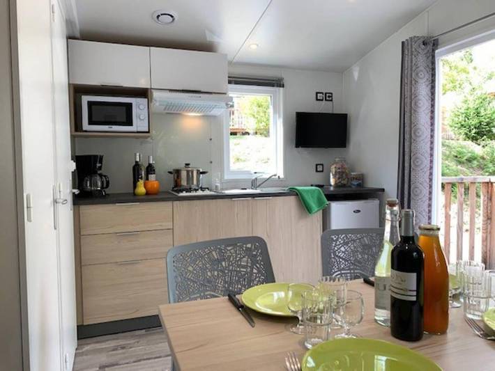 Camping pour 2 personnes, avec terrasse ainsi que piscine et jacuzzi, animaux acceptés