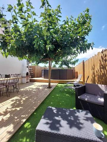 Gîte pour 6 personnes, avec jardin et piscine, adapté aux familles à Marzan