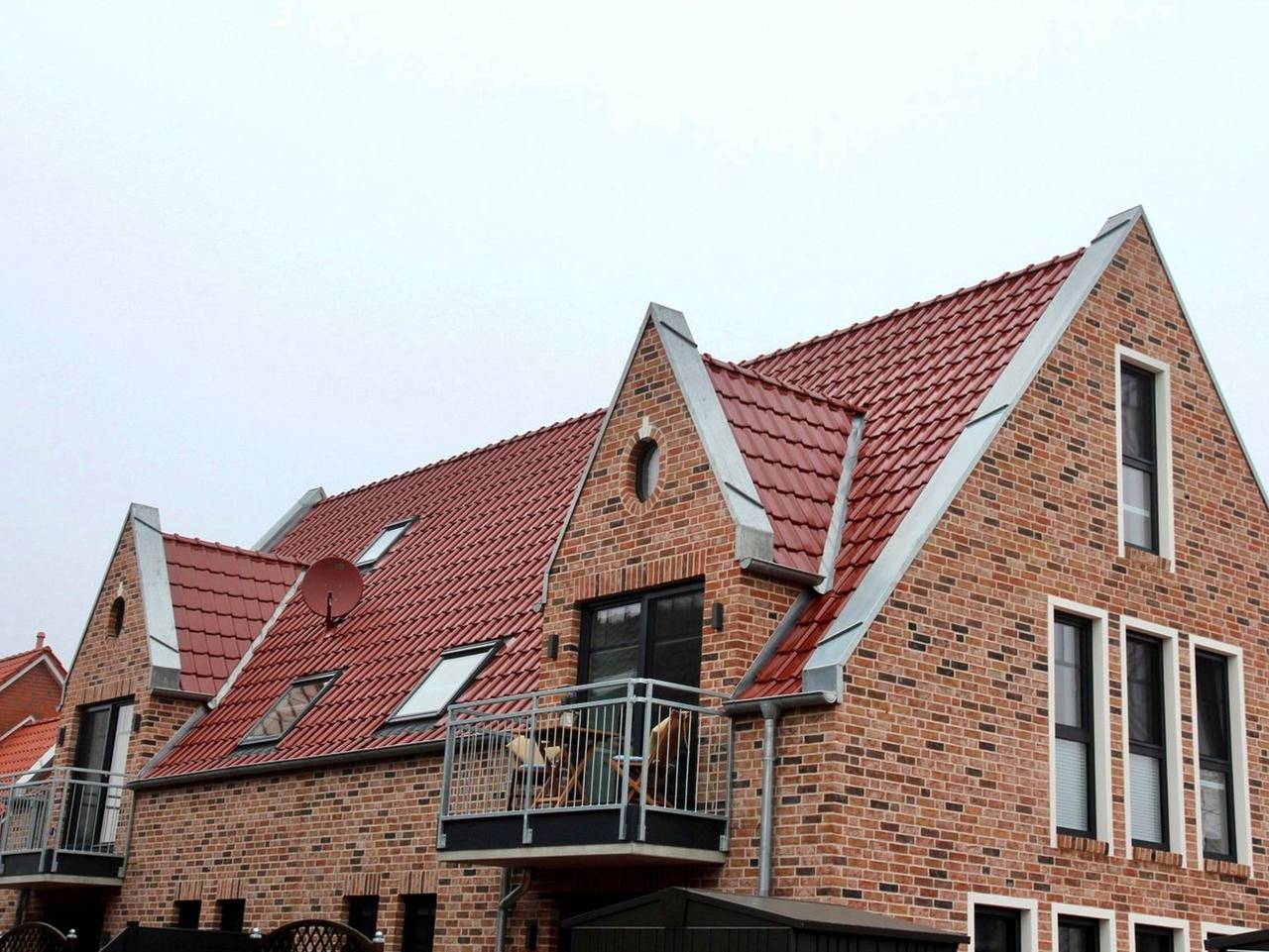 Ganze Ferienwohnung, Deichkrone - Neue Ferienwohnung Deichkrone mit Hafenblick, Balkon & Infrarotkabine in Greetsiel, Krummhörn