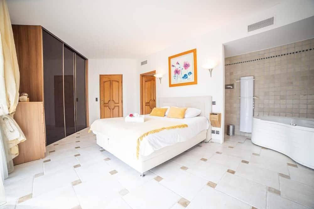 Entire apartment, Luxury Home -Villa-Pool-Jacuzzi-Family- pool table in Montferrier-sur-Lez, Montpellier region