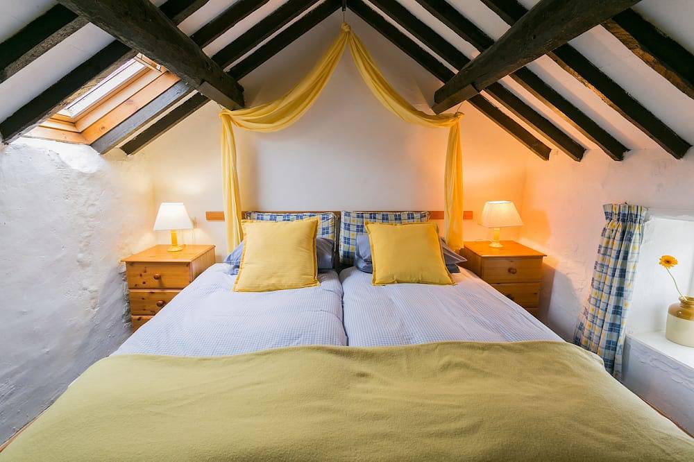 Cyndal Bach -  a coastal that sleeps 3 guests  in 2 bedrooms in Rhoscolyn, Isle of Anglesey