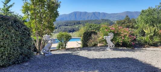 Gîte pour 10 personnes, avec vue et piscine ainsi que terrasse et jardin à Saint-Pierre-Saint-Jean