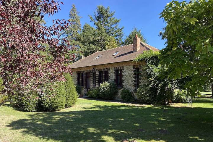 Gîte pour 8 personnes, avec piscine à Challes