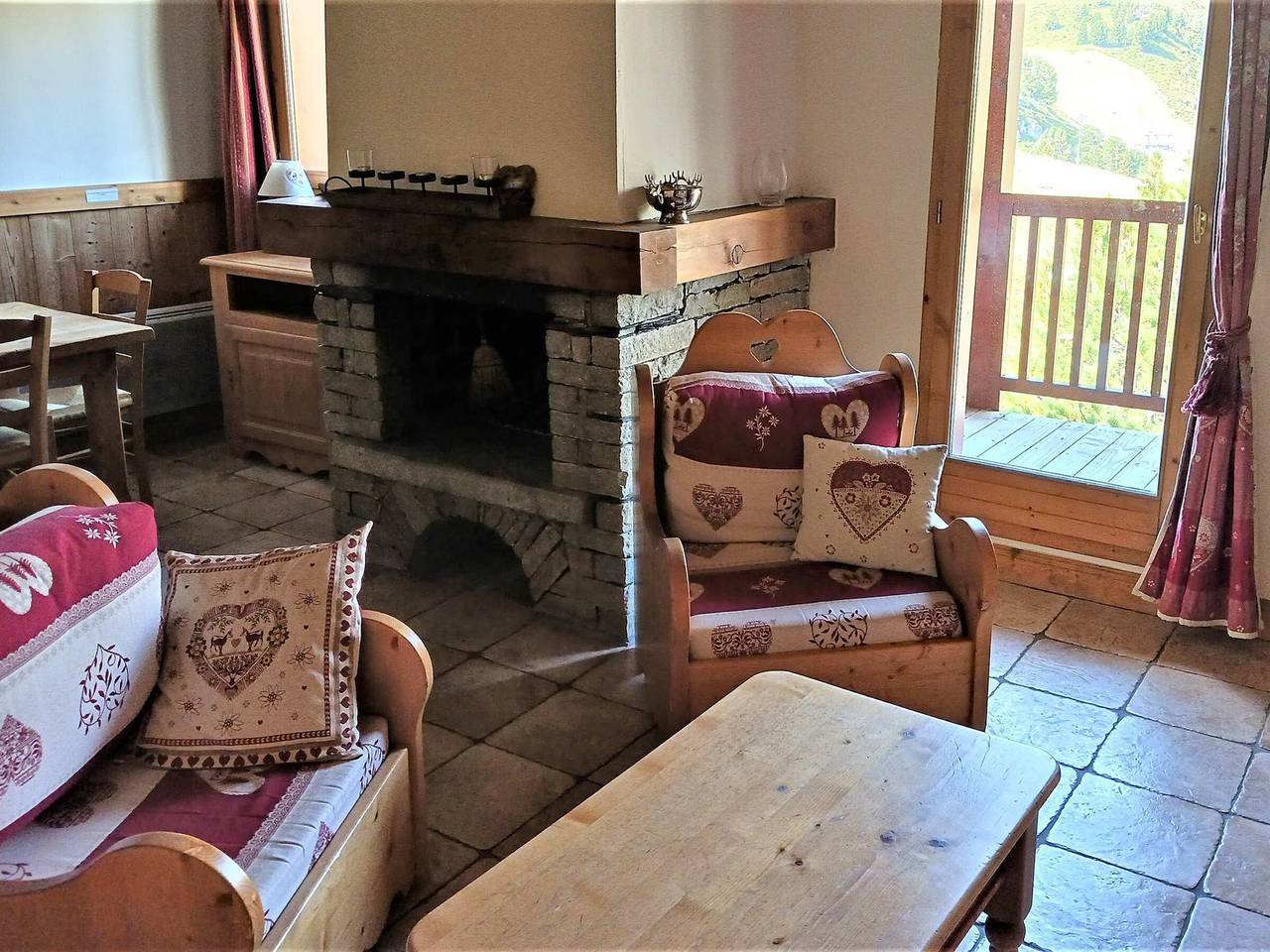 Entire apartment, Spacious Mountain Apartment near Slopes with Balcony, Fireplace, Pool, and Parking in Les Arcs, Bourg-Saint-Maurice