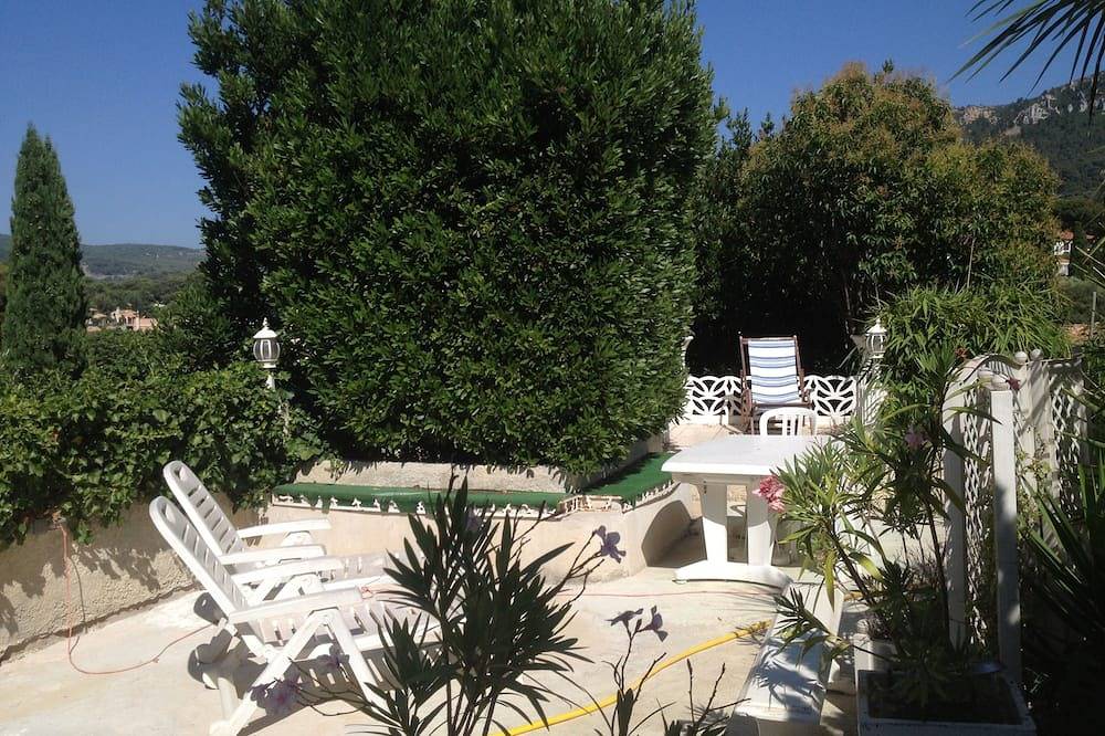 Appartement entier, Climatisé en  plein centre dans villa   T2 68M2 terrasse/jardin+garage privé in Cassis, Parc national des Calanques