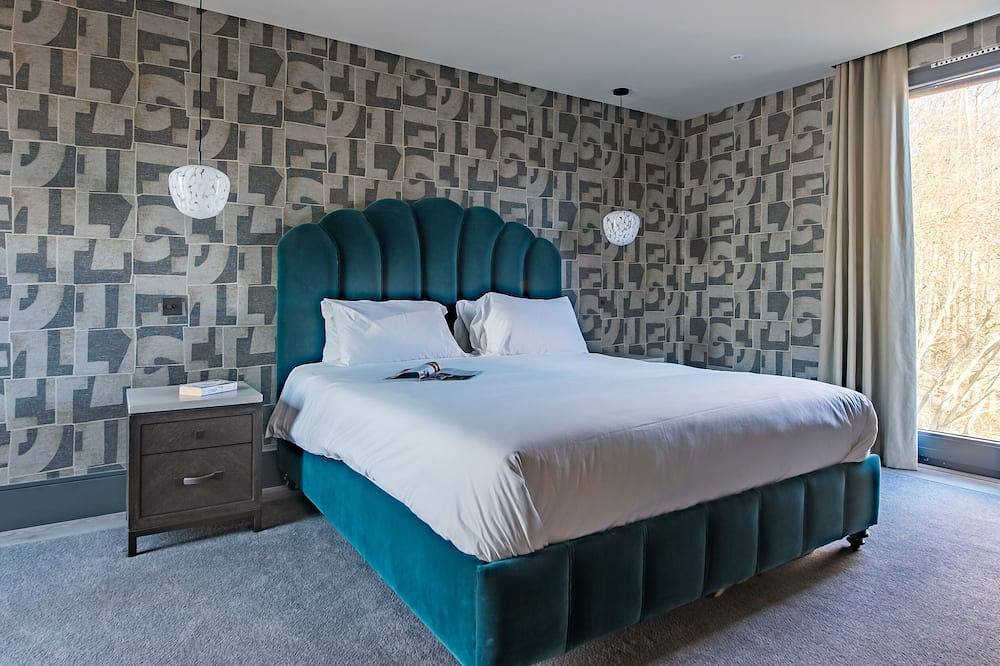 Stunning Lake House in the 5 star Lakes By Yoo Resort in Heart of The Cotswolds in Gloucestershire